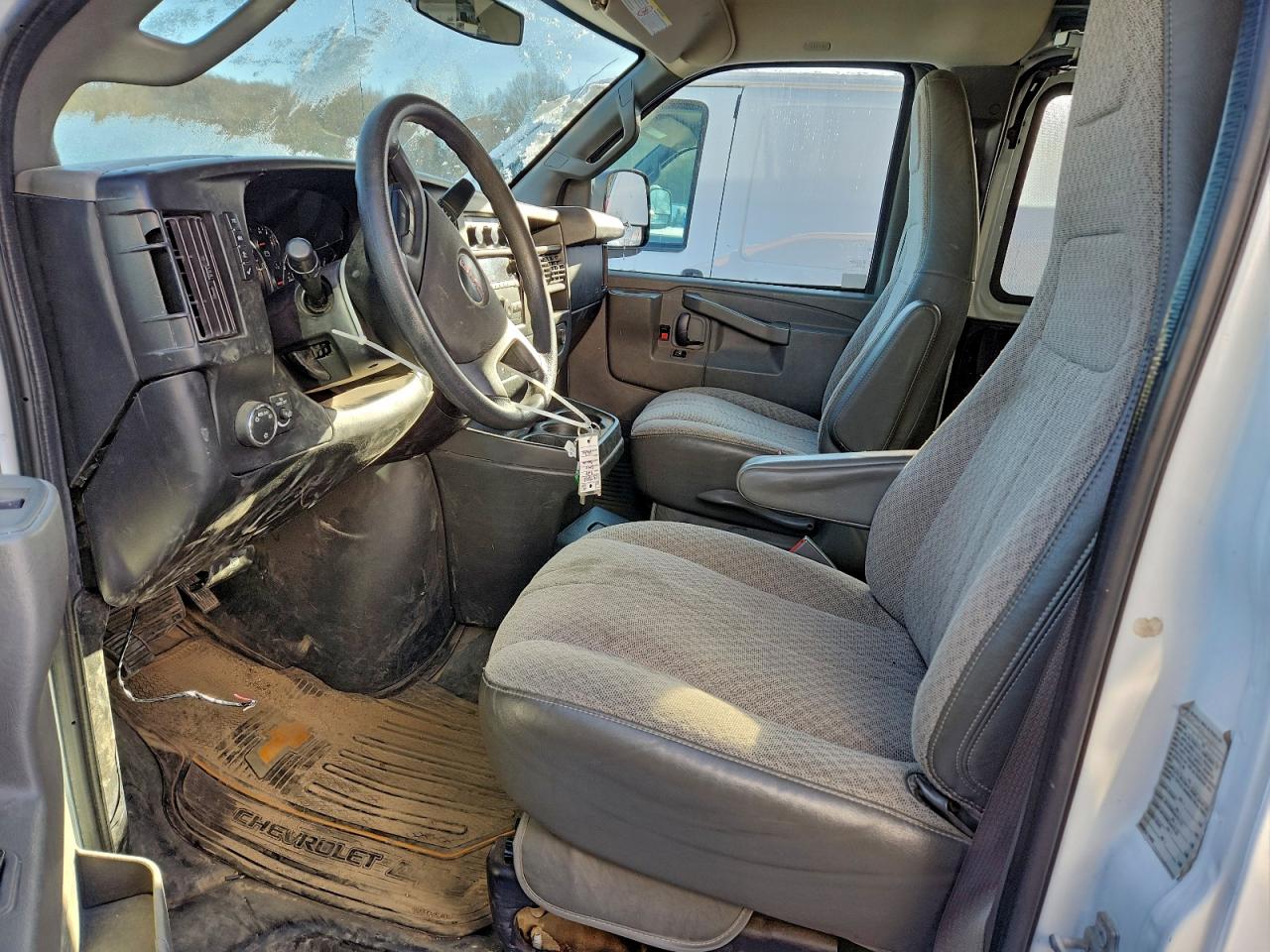 2017 GMC SAVANA G2500 photo 7