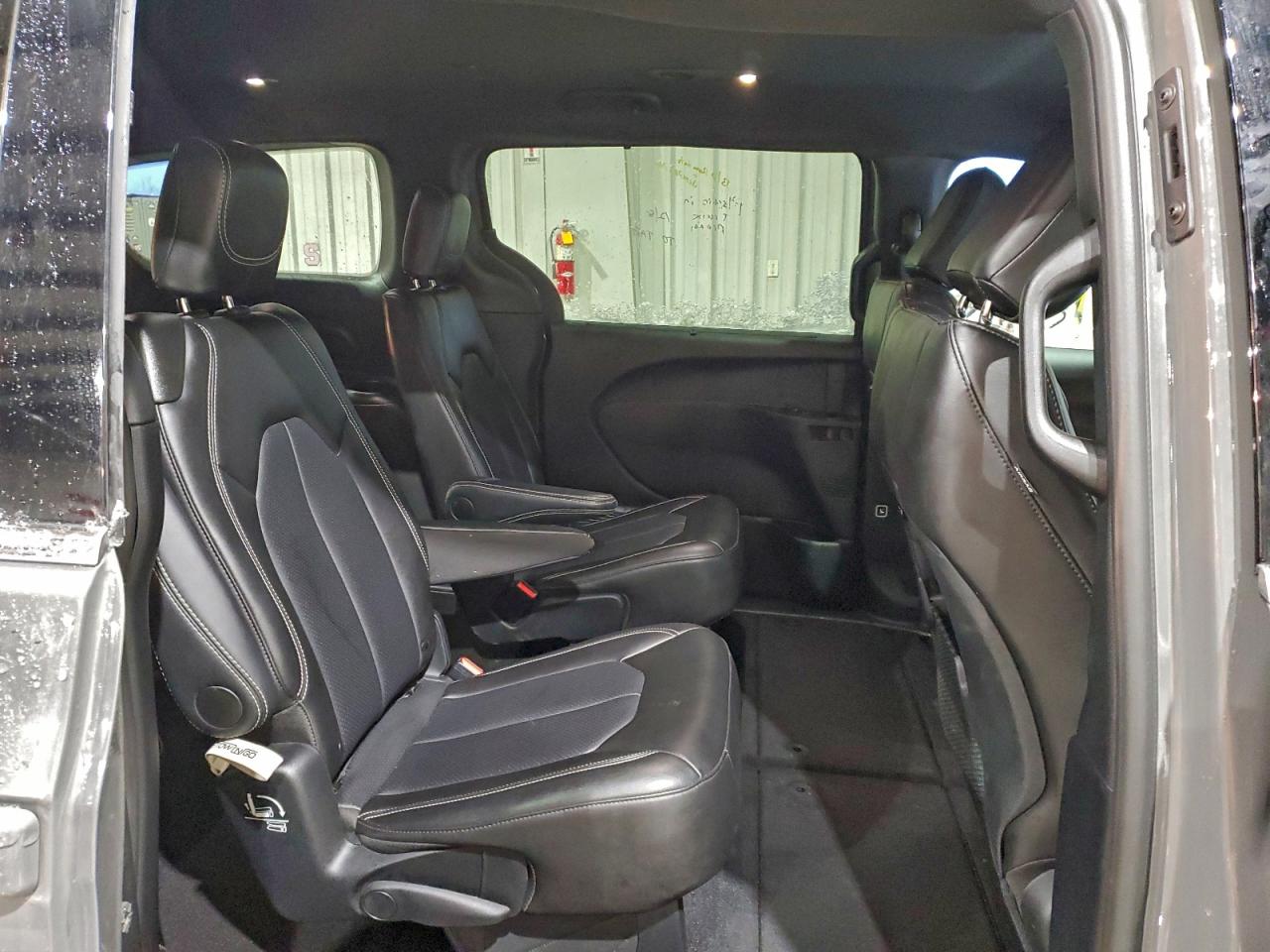 2025 CHRYSLER PACIFICA SELECT photo 11