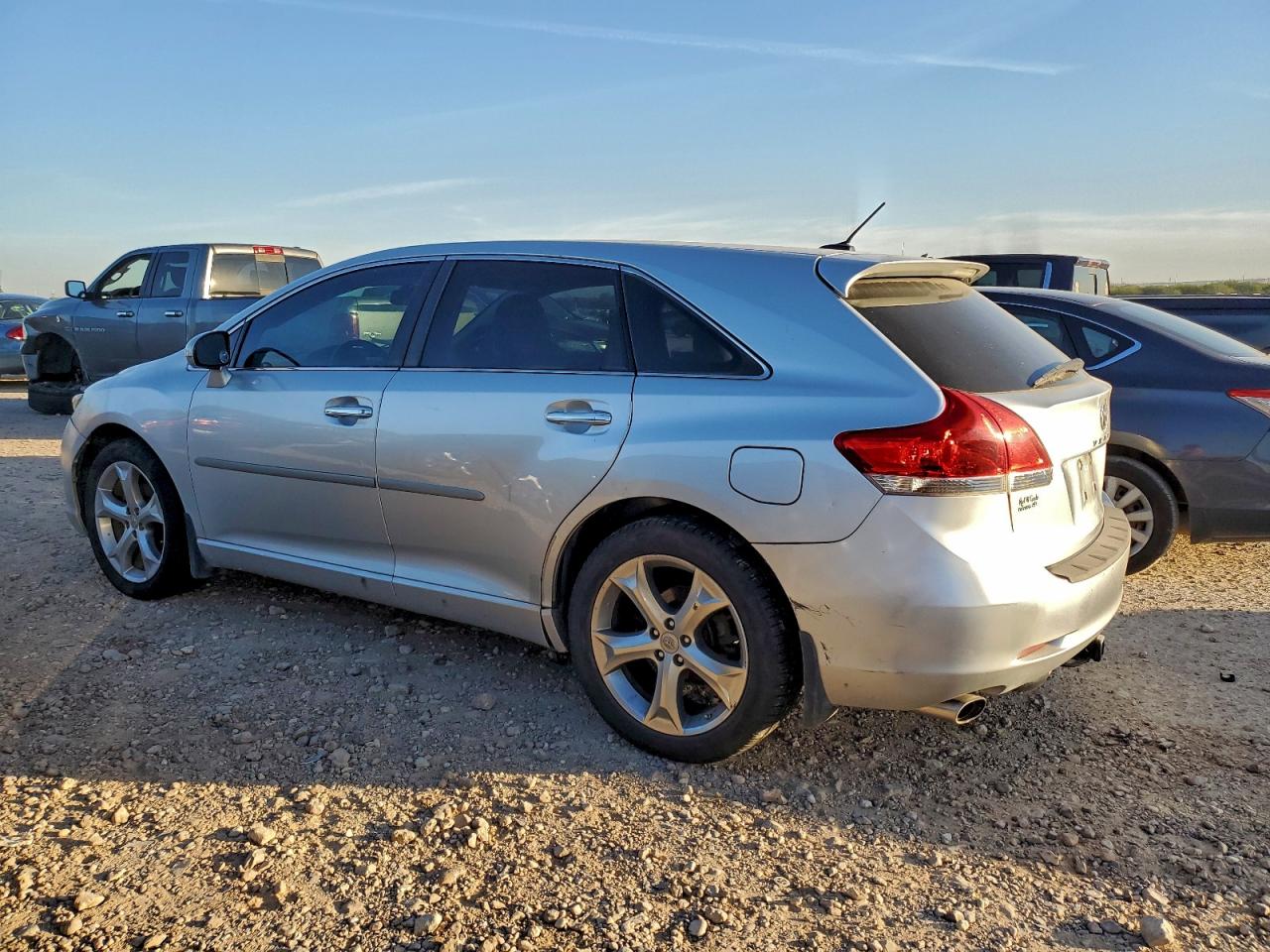 2009 TOYOTA VENZA photo 2