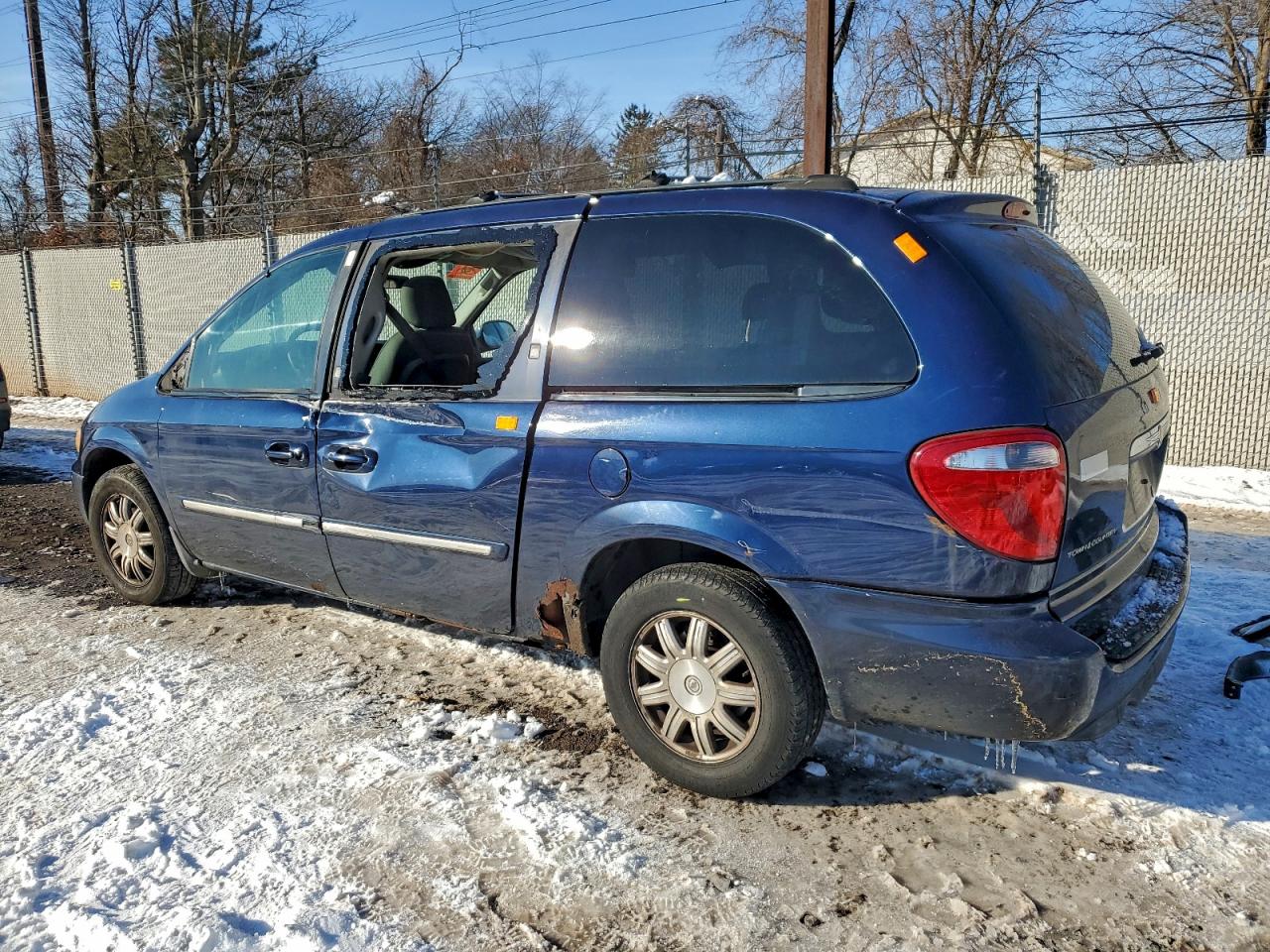 2005 CHRYSLER TOWN & COUNTRY TOURING photo 2