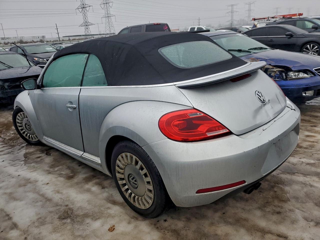 2013 VOLKSWAGEN BEETLE photo 2