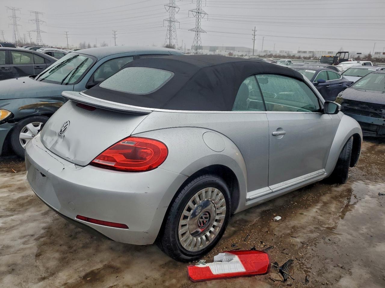 2013 VOLKSWAGEN BEETLE photo 3