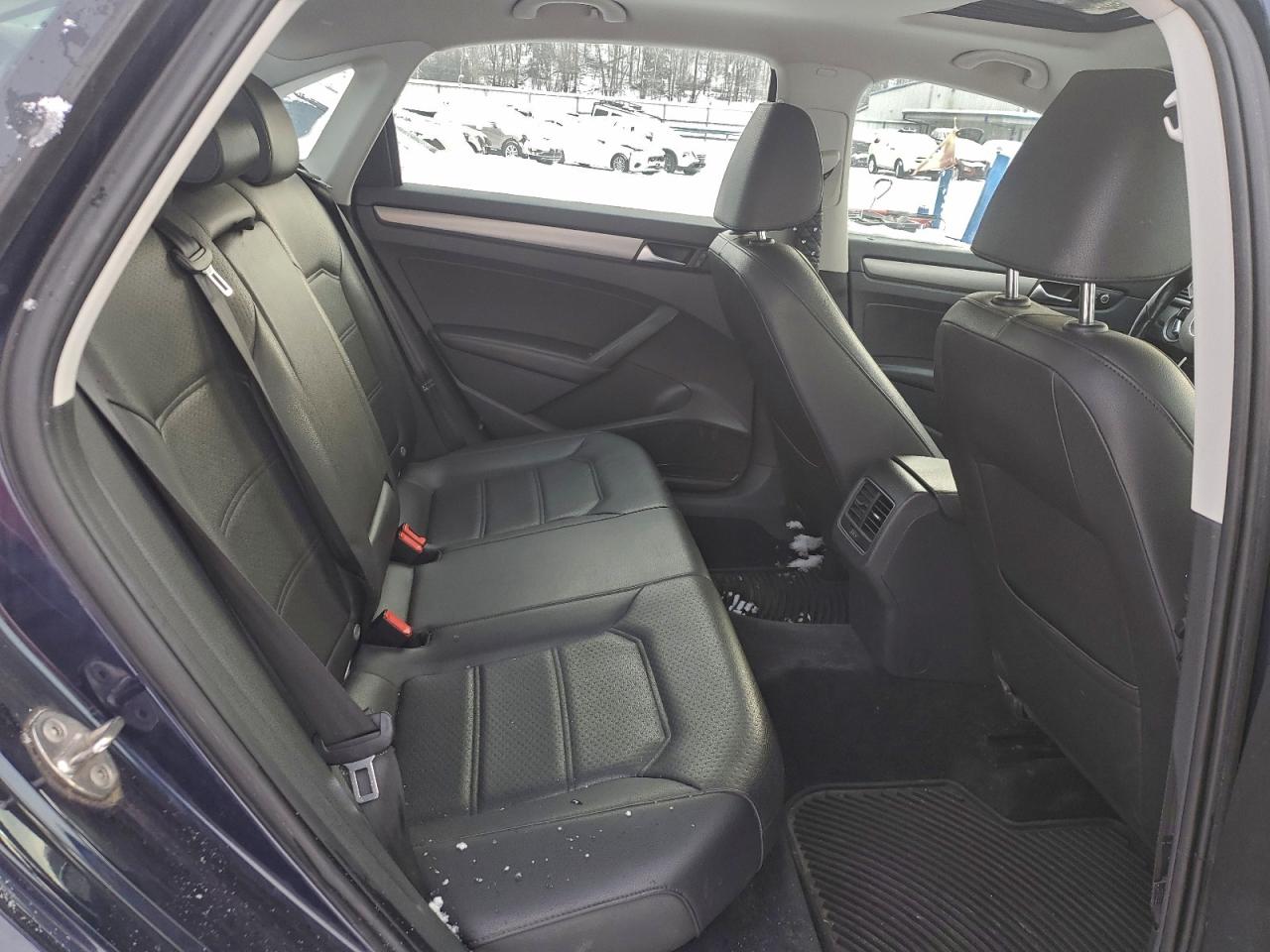 2015 VOLKSWAGEN PASSAT SE photo 10