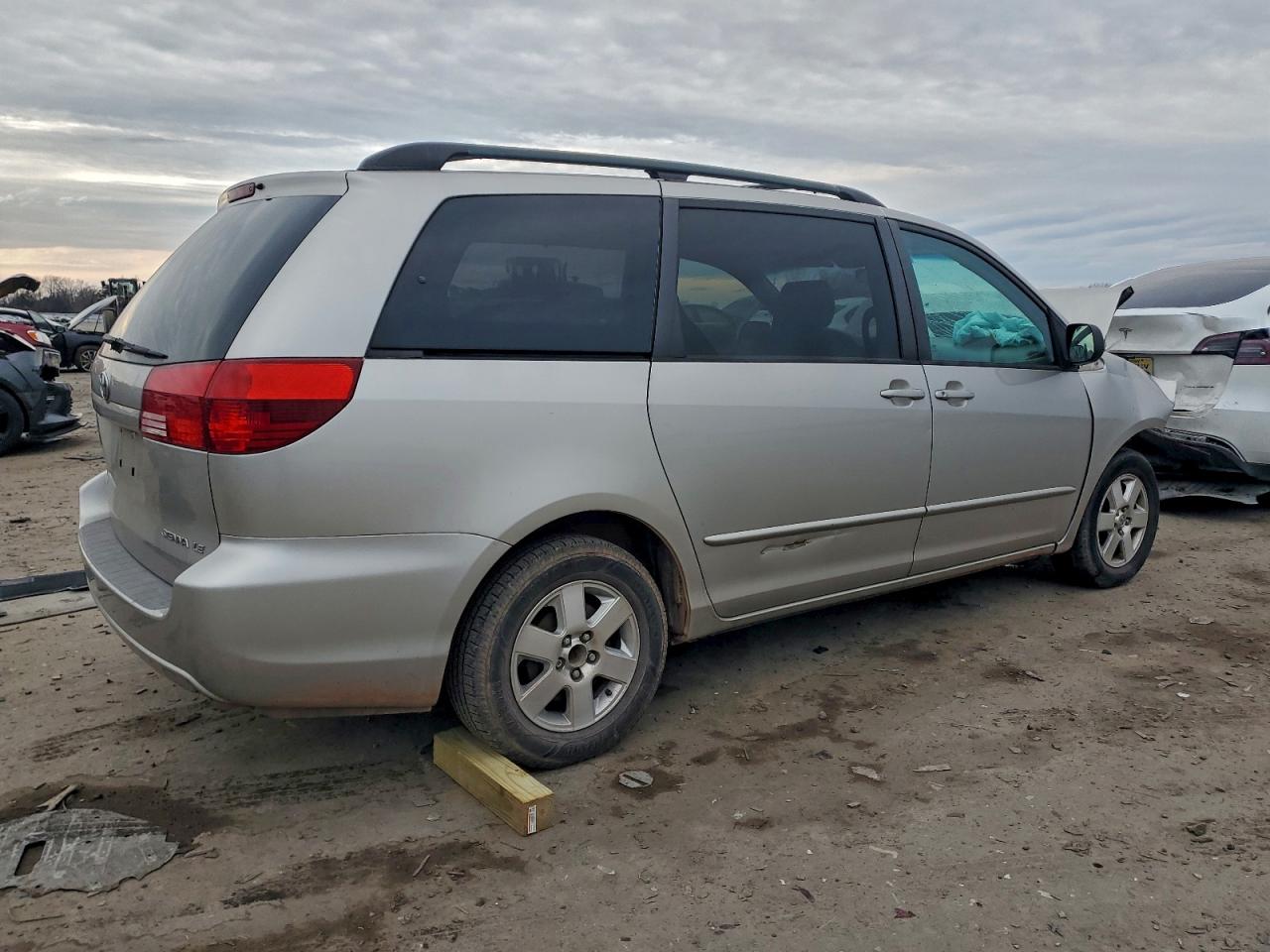 2004 TOYOTA SIENNA CE photo 3