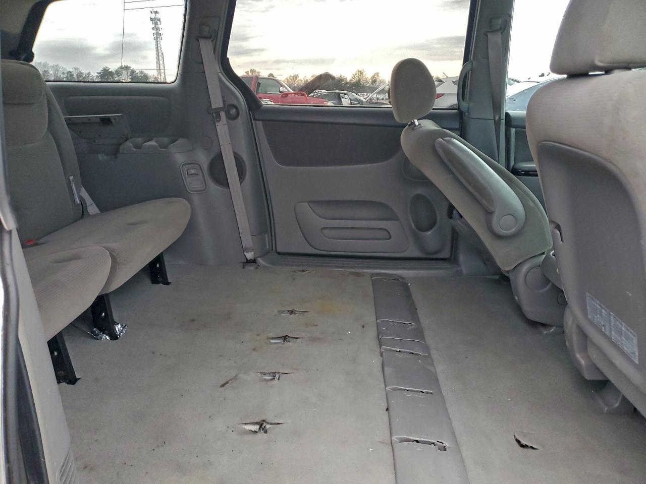 2004 TOYOTA SIENNA CE photo 11
