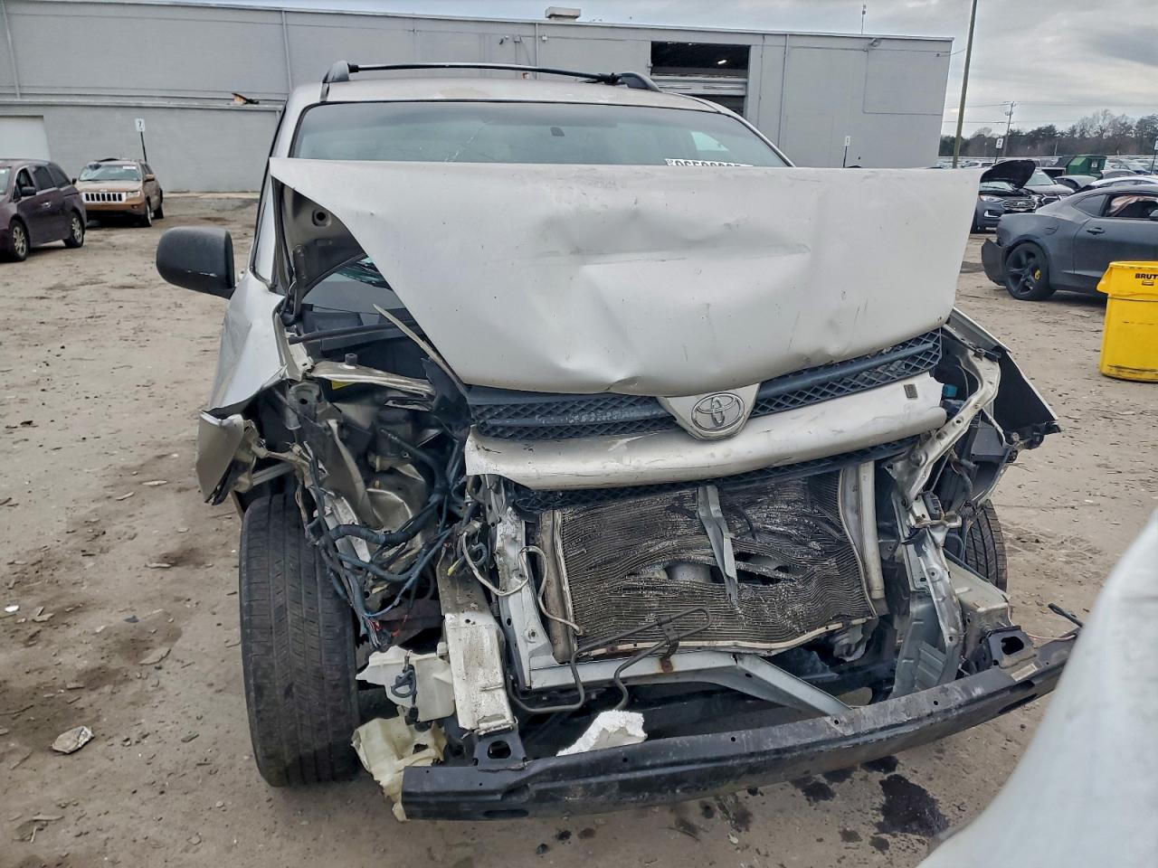 2004 TOYOTA SIENNA CE photo 5