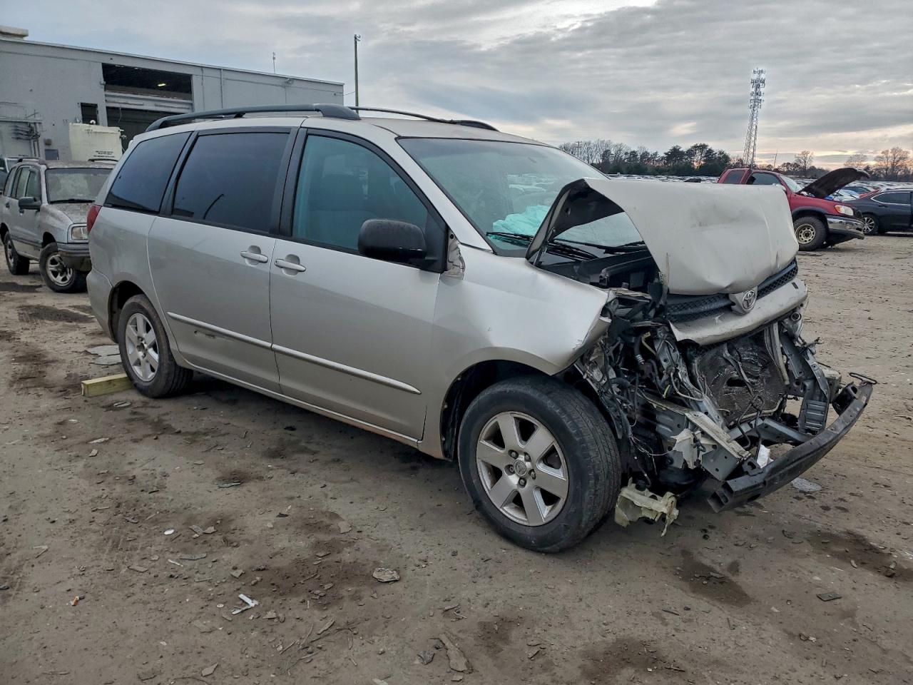 2004 TOYOTA SIENNA CE photo 4