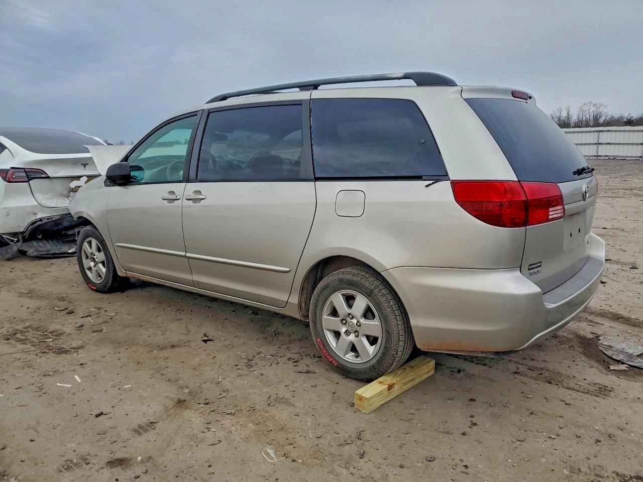 2004 TOYOTA SIENNA CE photo 2