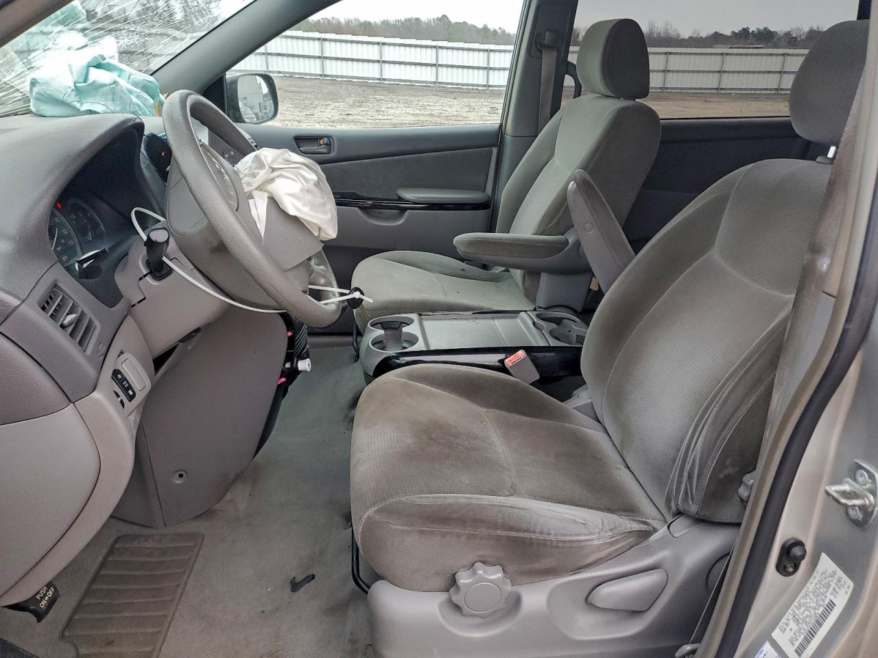2004 TOYOTA SIENNA CE photo 7