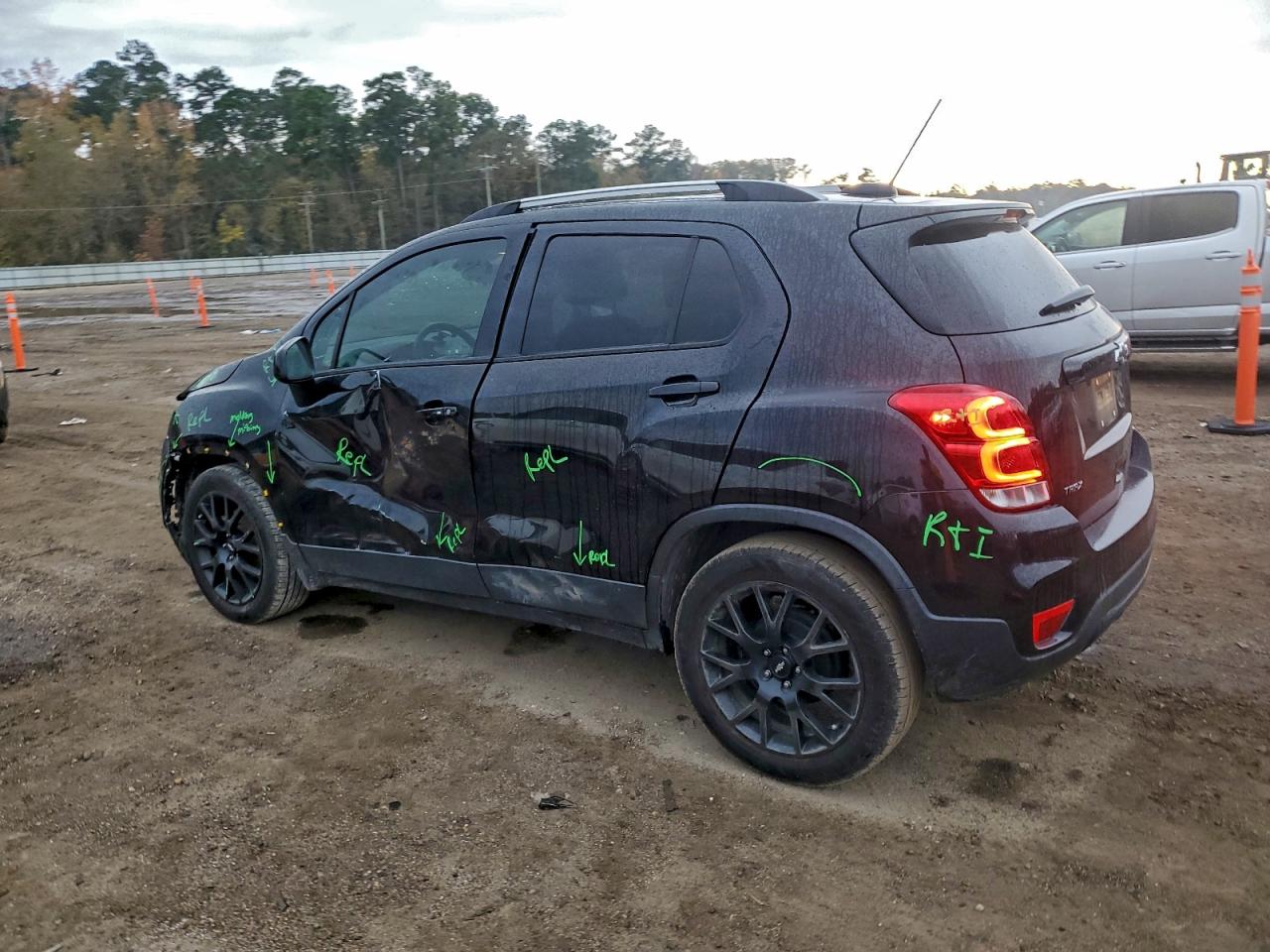 2021 CHEVROLET TRAX 1LT photo 2