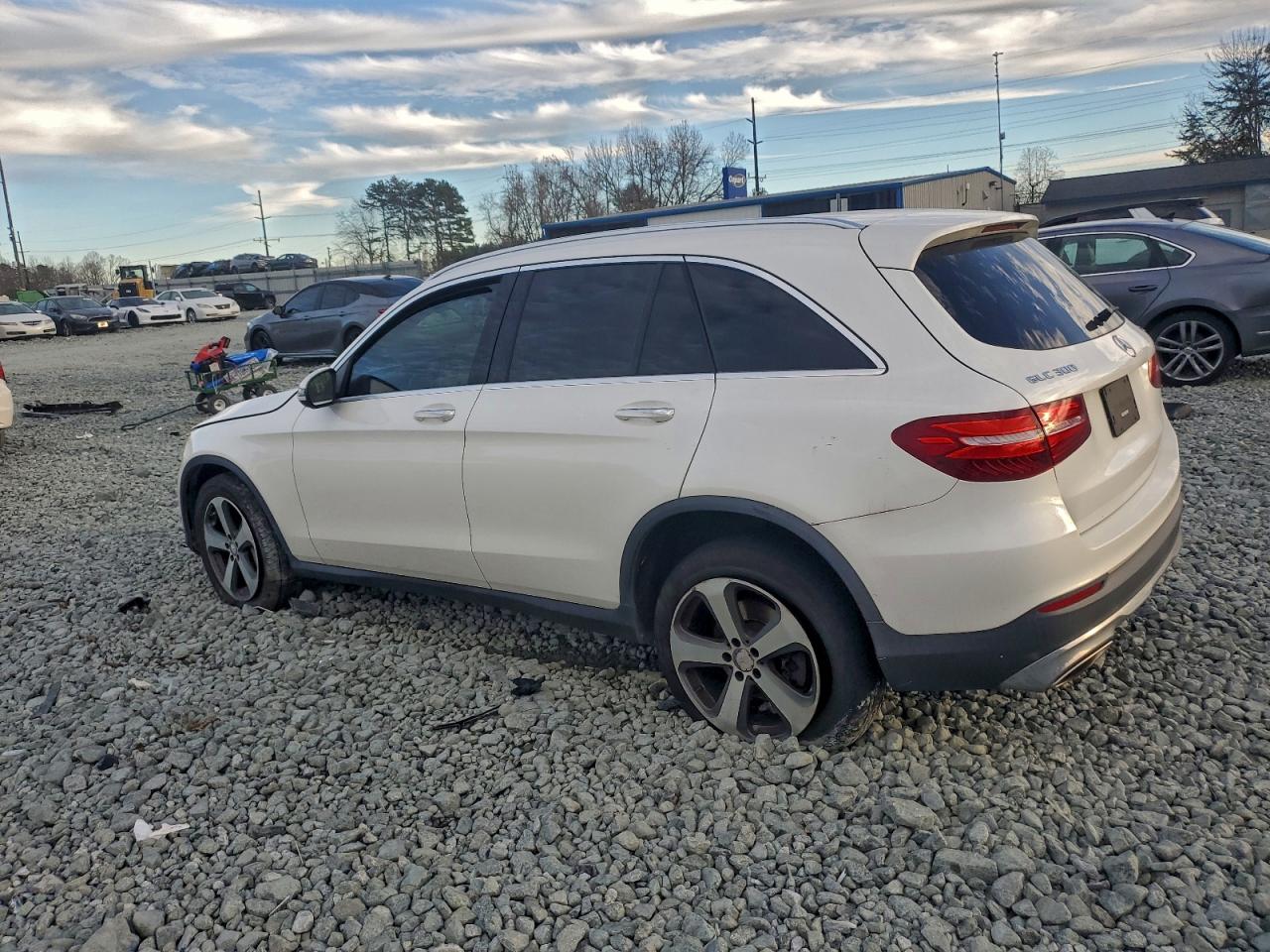 2017 MERCEDES-BENZ GLC 300 4MATIC photo 2