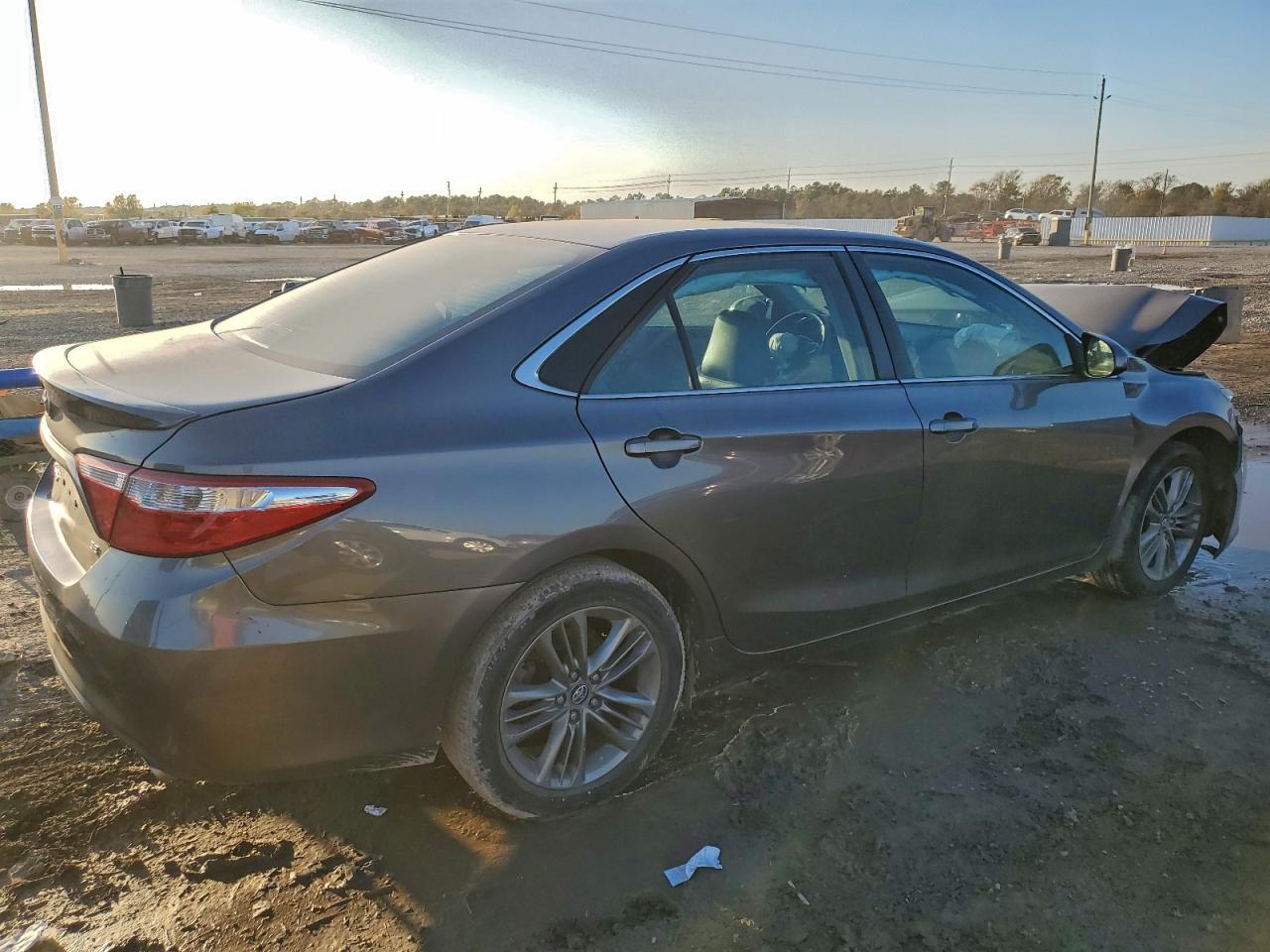 2017 TOYOTA CAMRY LE photo 3