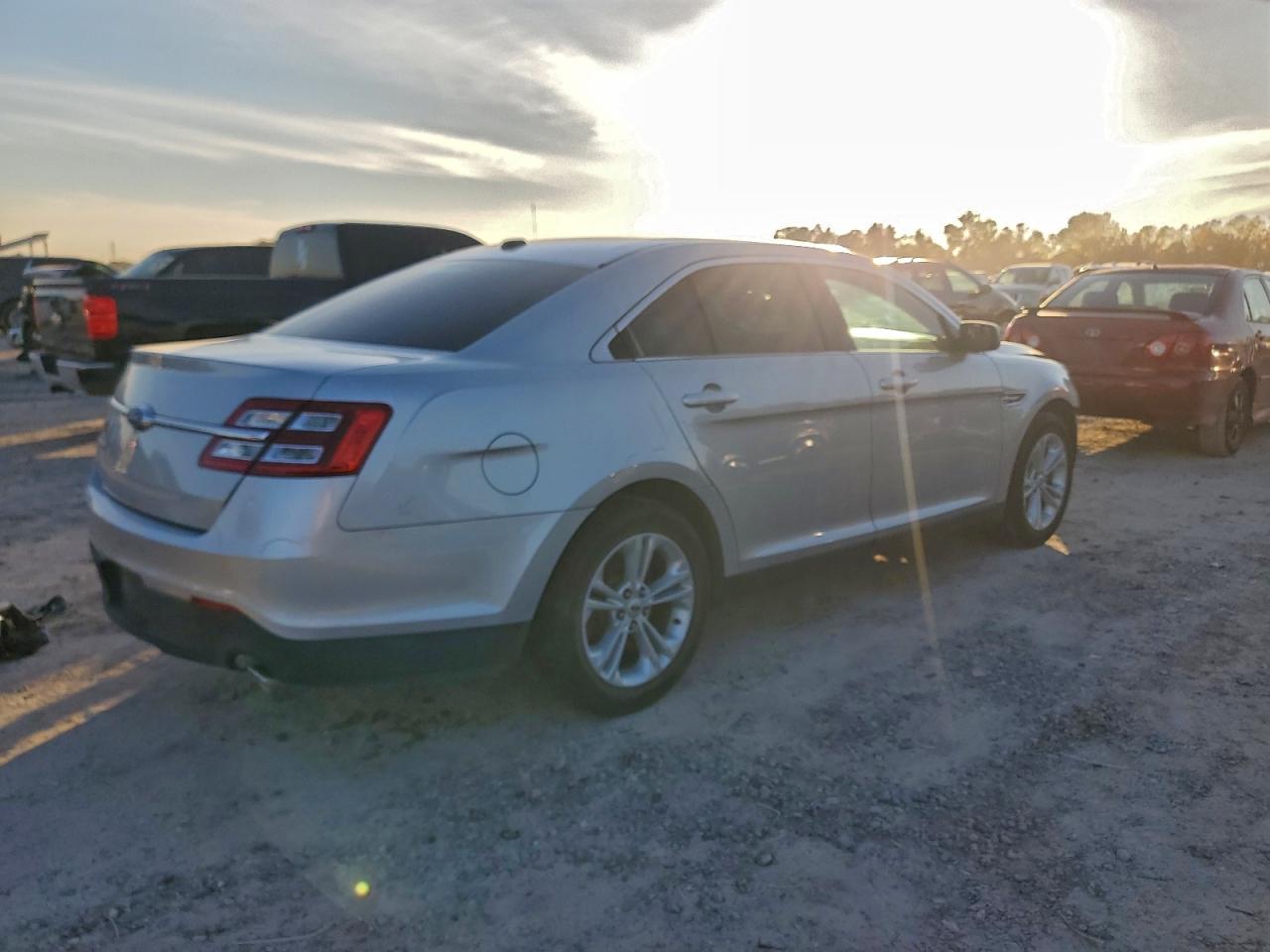 2019 FORD TAURUS SE photo 3