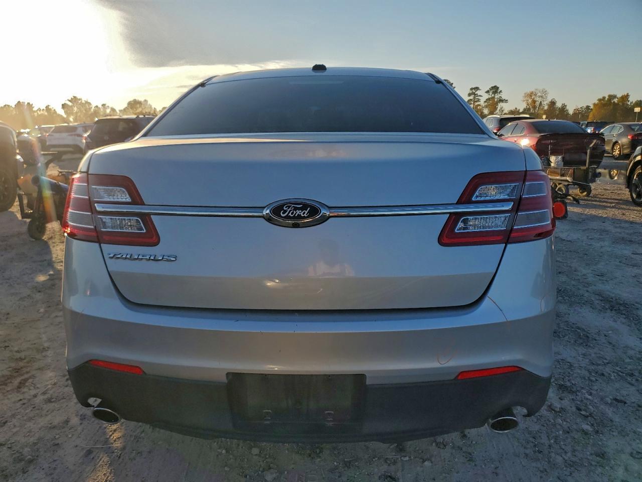 2019 FORD TAURUS SE photo 6