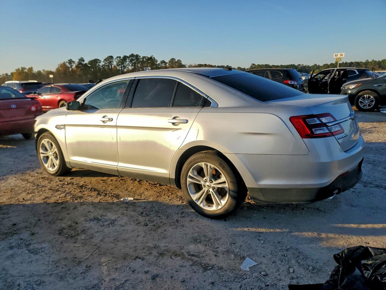 2019 FORD TAURUS SE photo 2