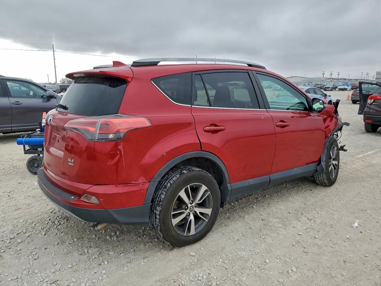 2017 TOYOTA RAV4 XLE photo 3