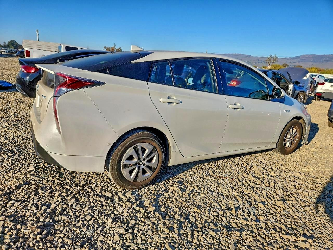 2017 TOYOTA PRIUS photo 3