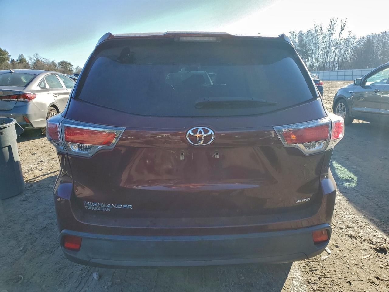 2016 TOYOTA HIGHLANDER LE photo 6