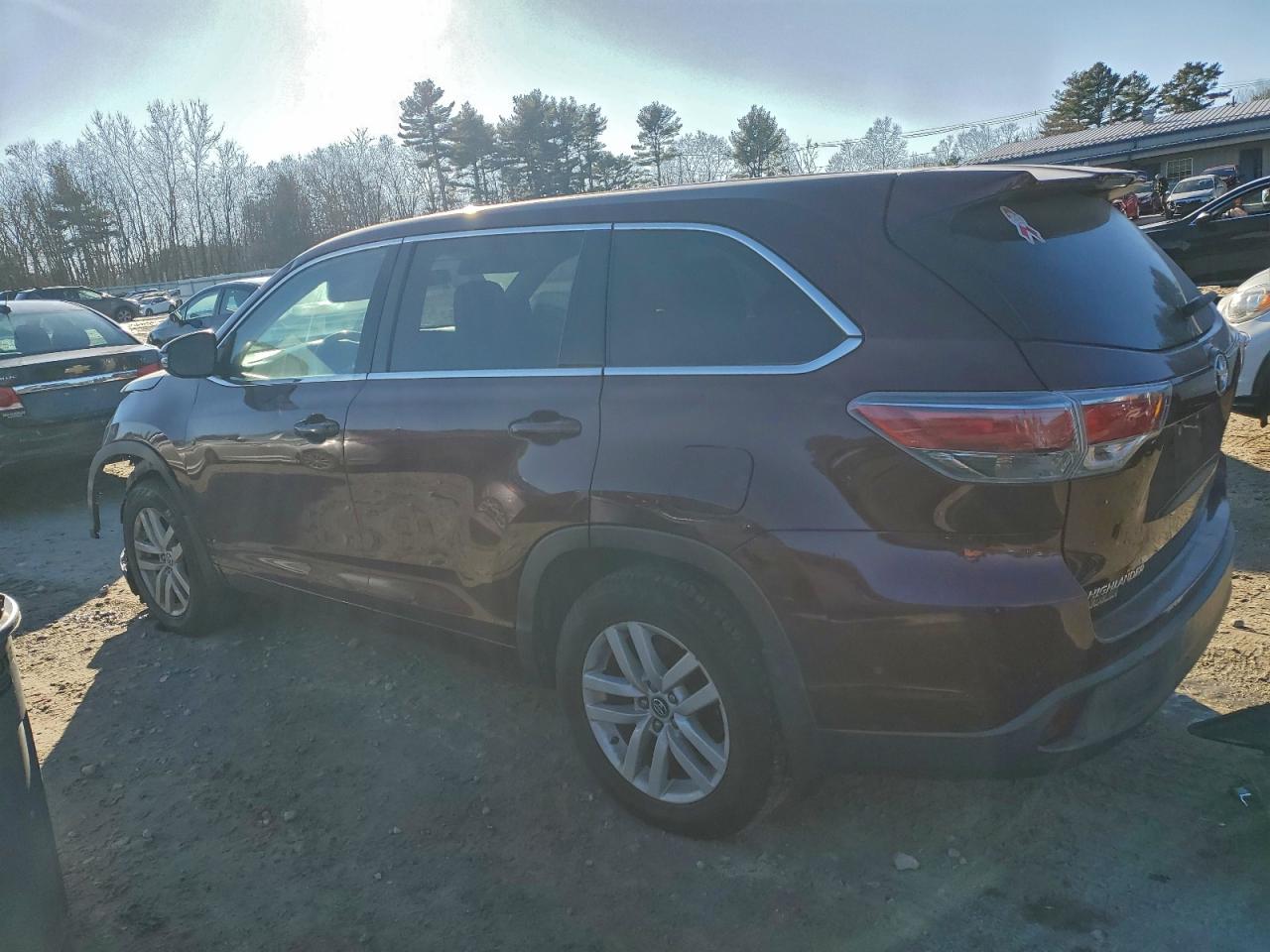 2016 TOYOTA HIGHLANDER LE photo 2