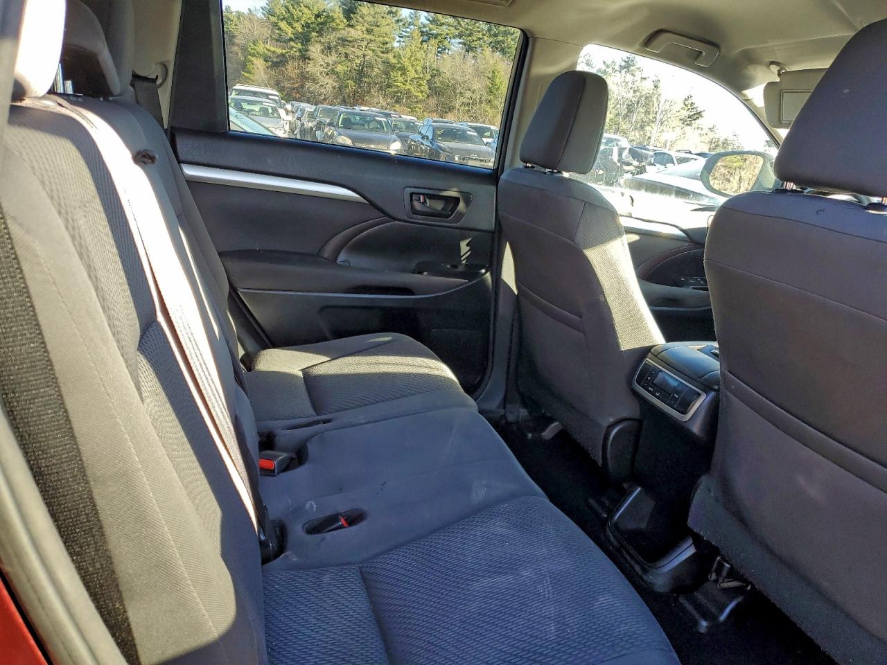 2016 TOYOTA HIGHLANDER LE photo 11