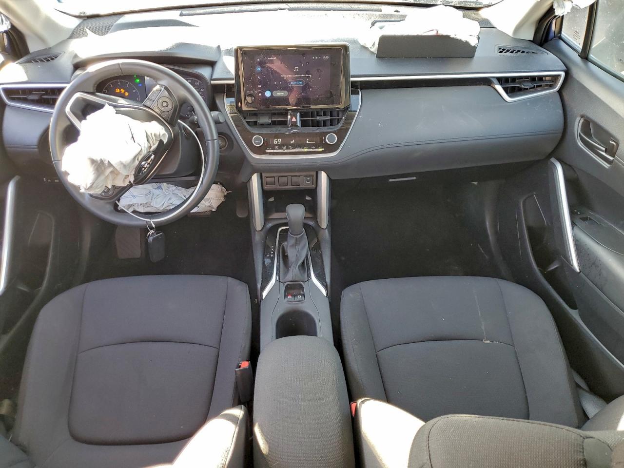 2025 TOYOTA COROLLA CROSS LE photo 8