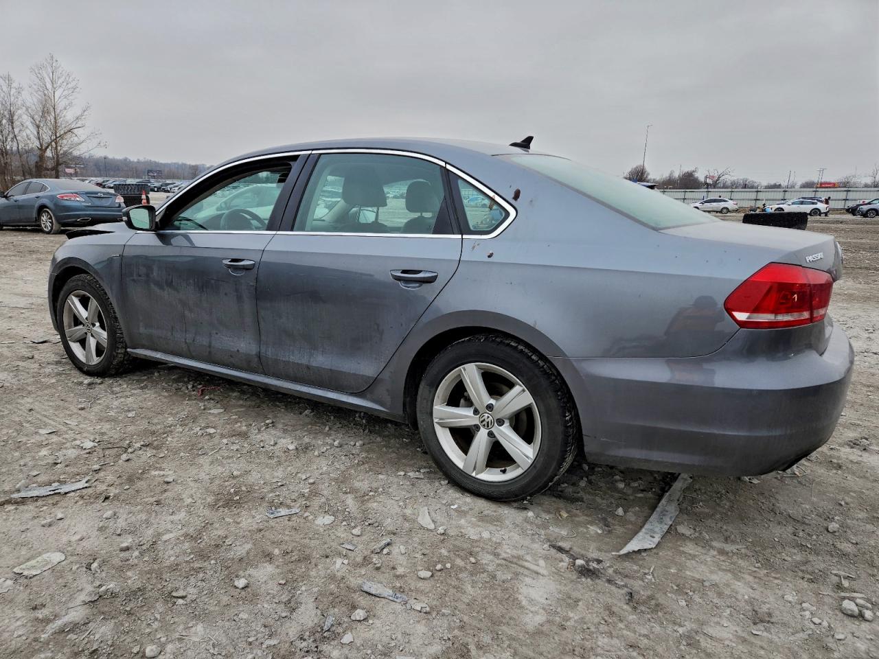 2015 VOLKSWAGEN PASSAT S photo 2