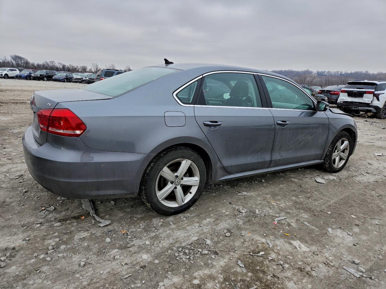 2015 VOLKSWAGEN PASSAT S photo 3