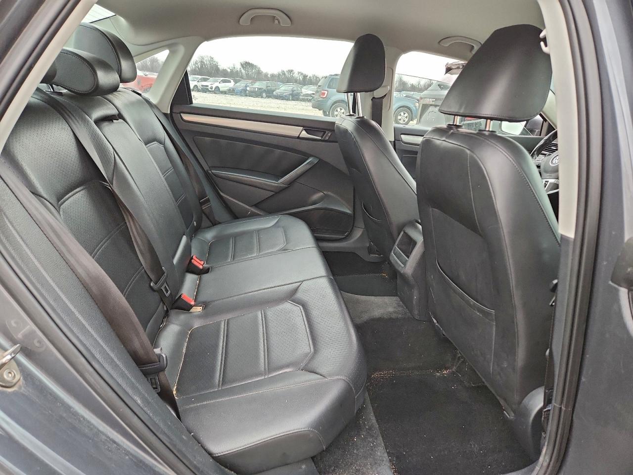 2015 VOLKSWAGEN PASSAT S photo 10