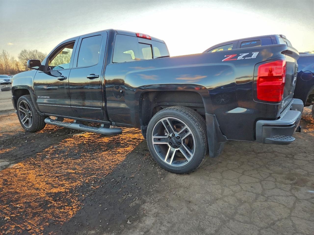 2018 CHEVROLET SILVERADO K1500 LT photo 2