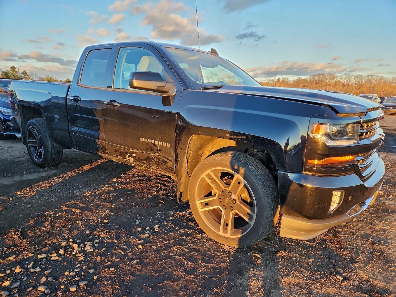 2018 CHEVROLET SILVERADO K1500 LT photo 4