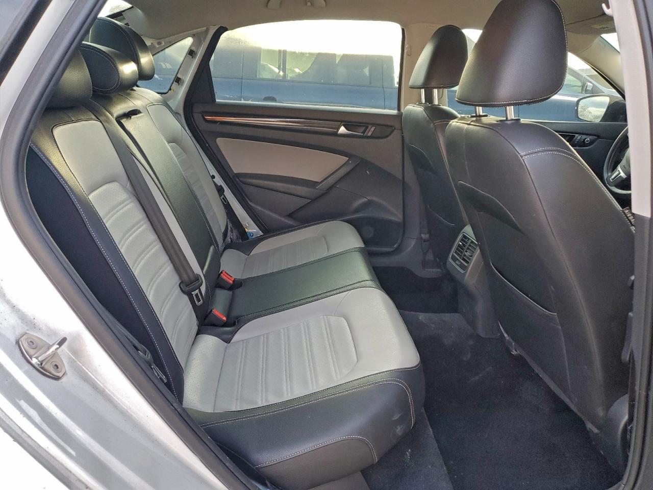 2015 VOLKSWAGEN PASSAT SE photo 10
