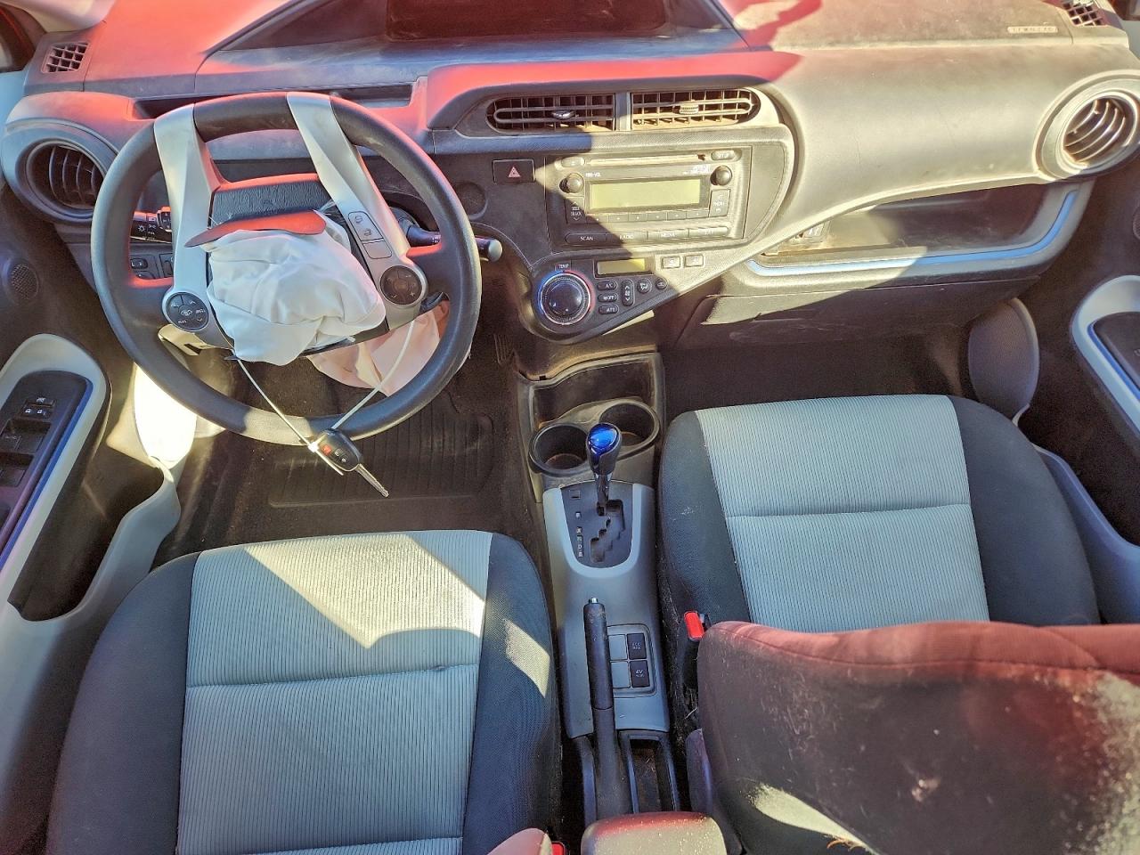 2013 TOYOTA PRIUS C photo 8