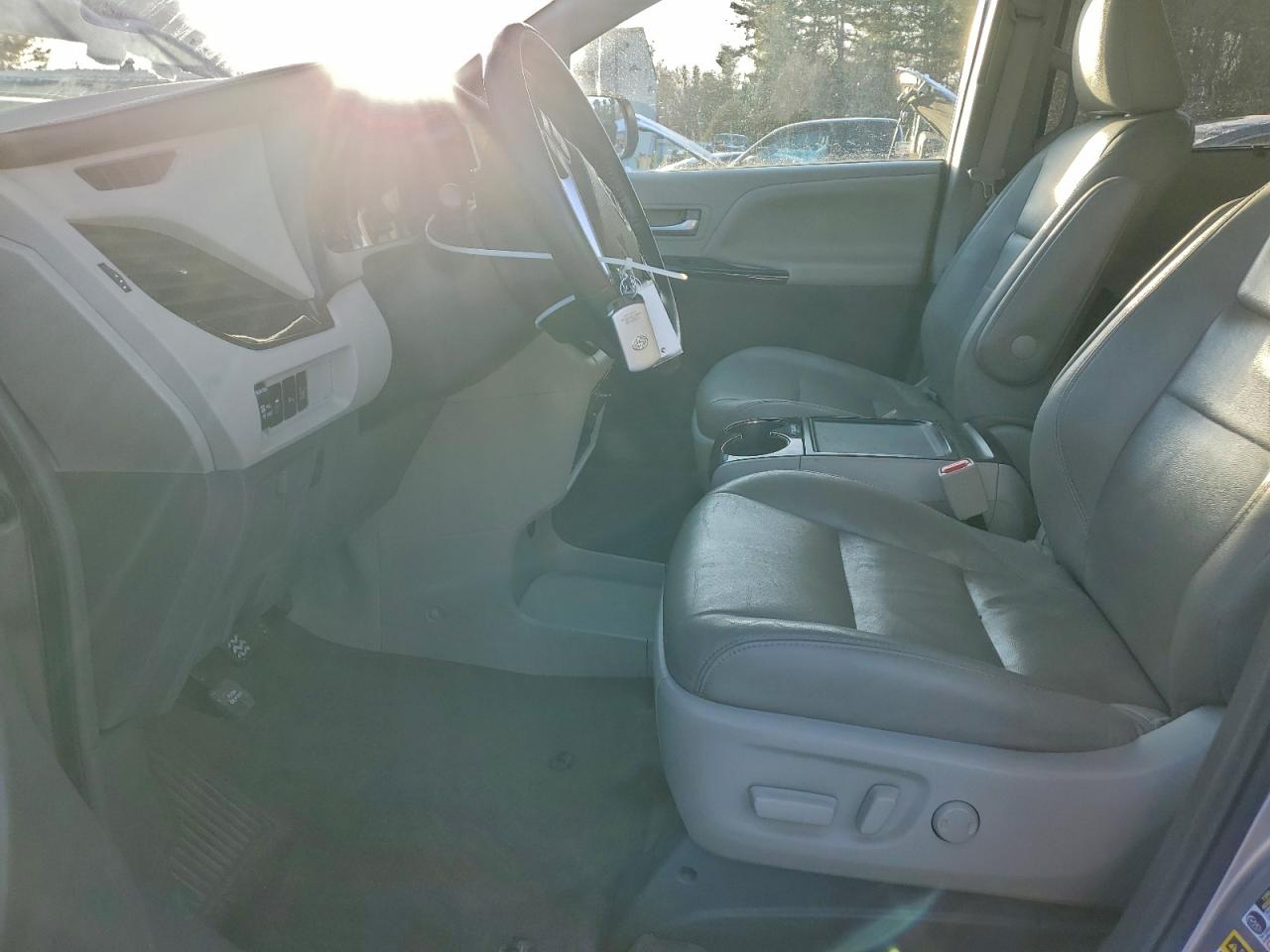 2017 TOYOTA SIENNA XLE photo 7