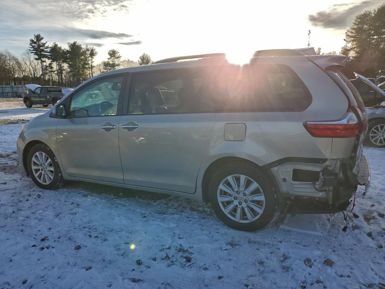 2017 TOYOTA SIENNA XLE photo 2