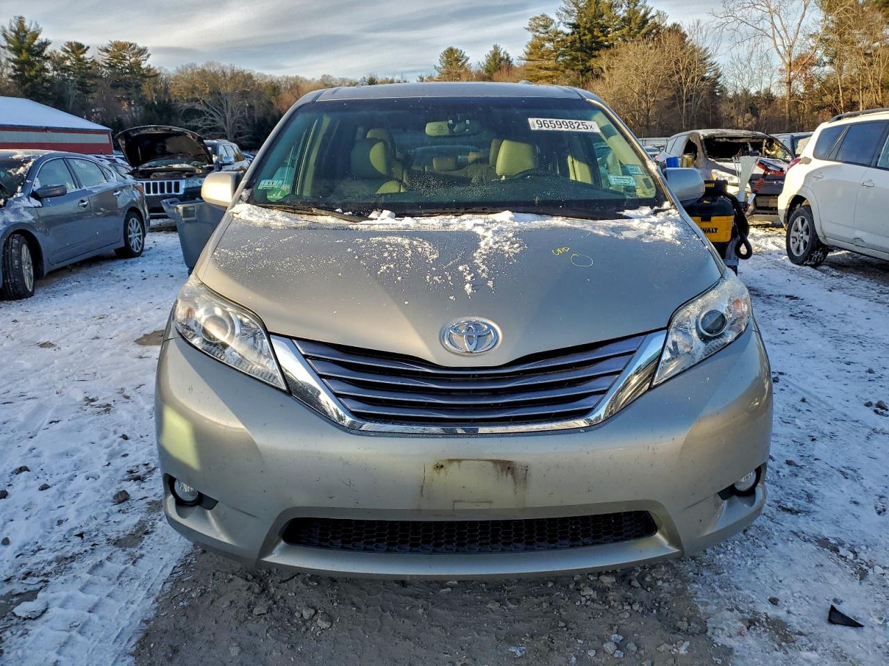 2017 TOYOTA SIENNA XLE photo 5