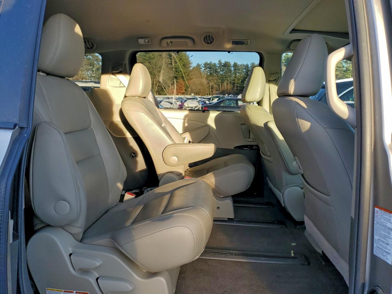 2017 TOYOTA SIENNA XLE photo 11