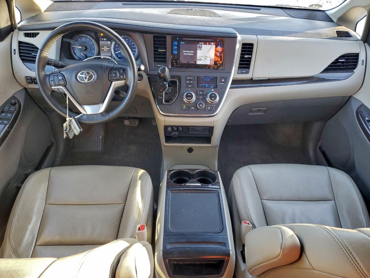 2017 TOYOTA SIENNA XLE photo 8