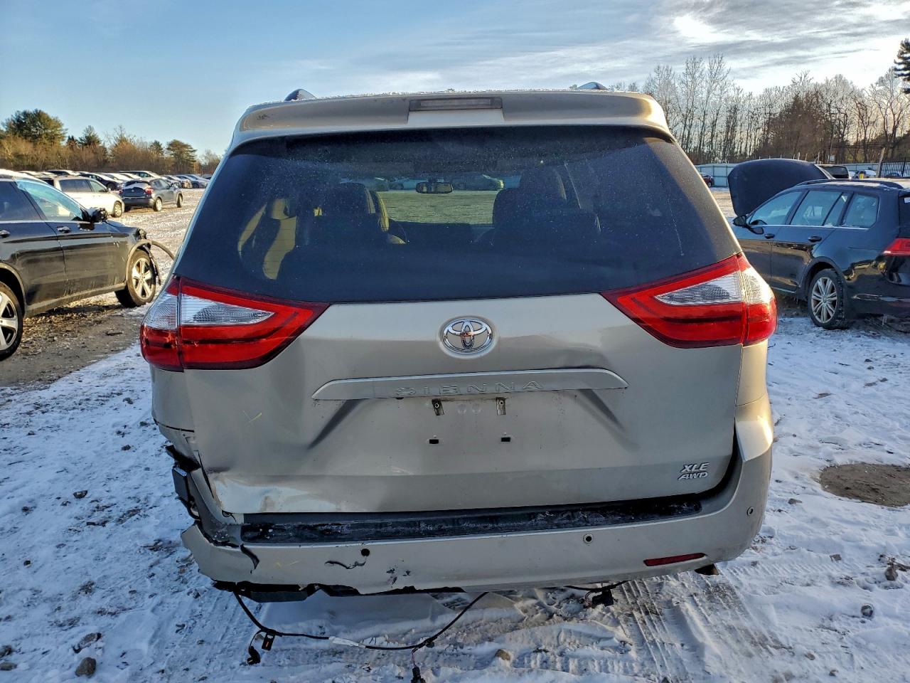 2017 TOYOTA SIENNA XLE photo 6