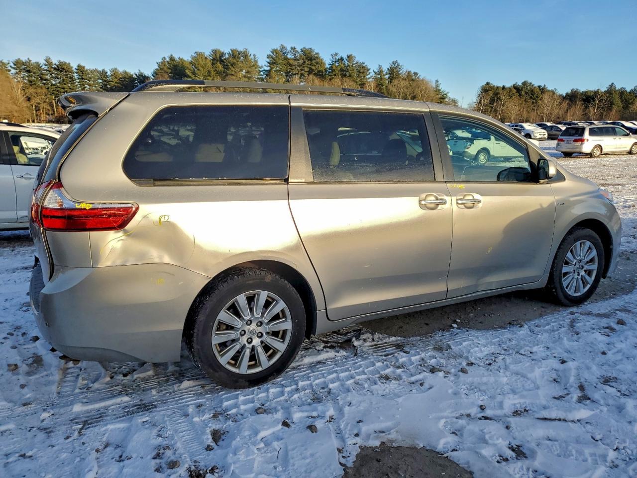 2017 TOYOTA SIENNA XLE photo 3