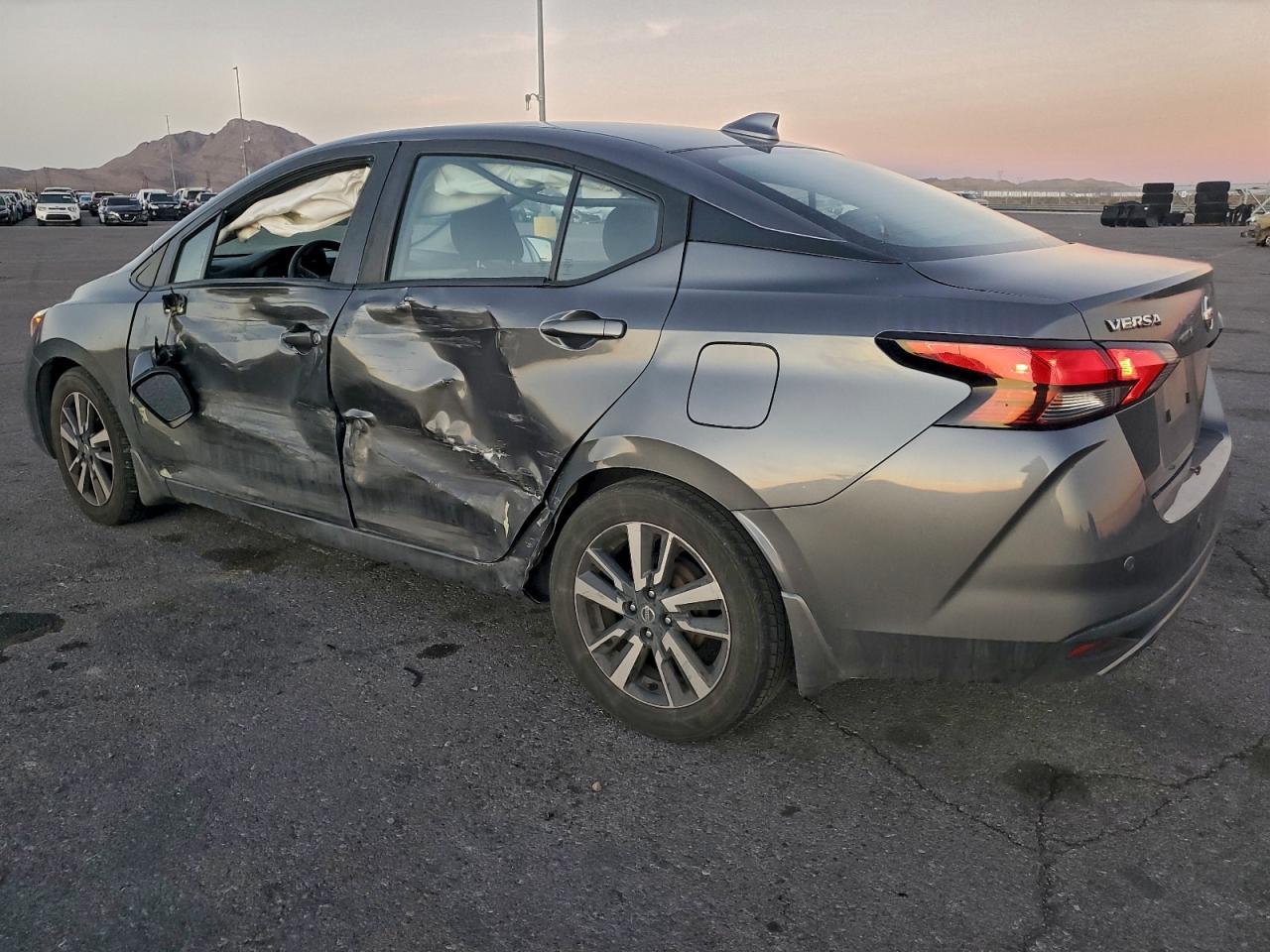 2019 NISSAN VERSA SV photo 2