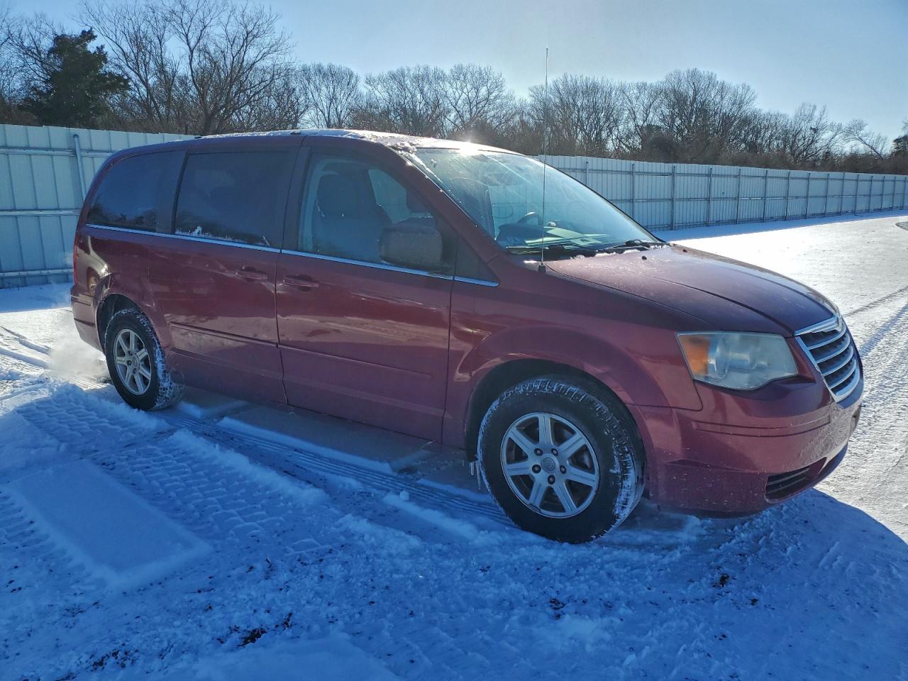 2010 CHRYSLER TOWN & COUNTRY LX photo 4