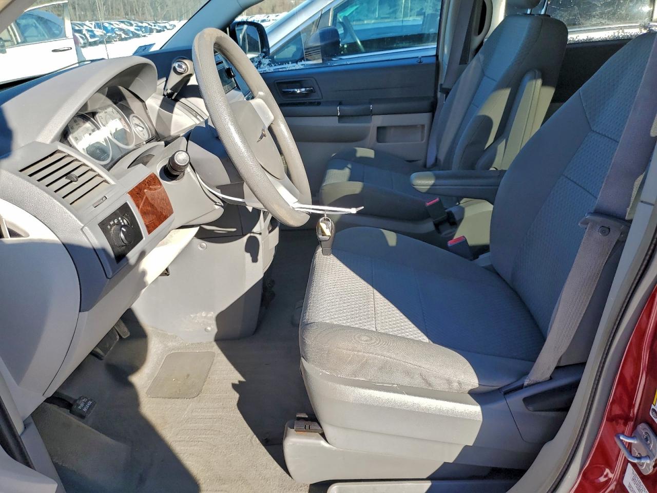 2010 CHRYSLER TOWN & COUNTRY LX photo 7