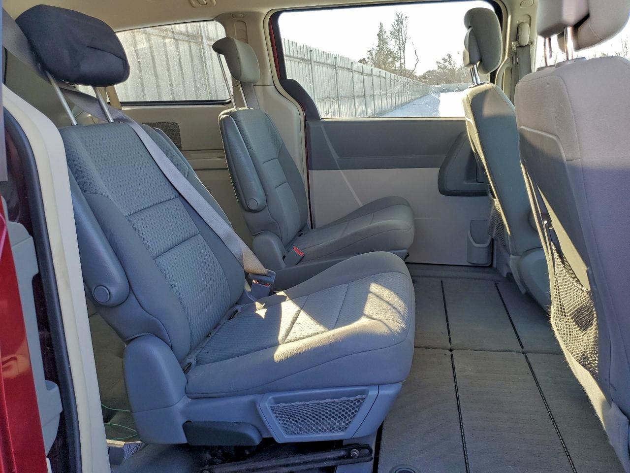 2010 CHRYSLER TOWN & COUNTRY LX photo 11