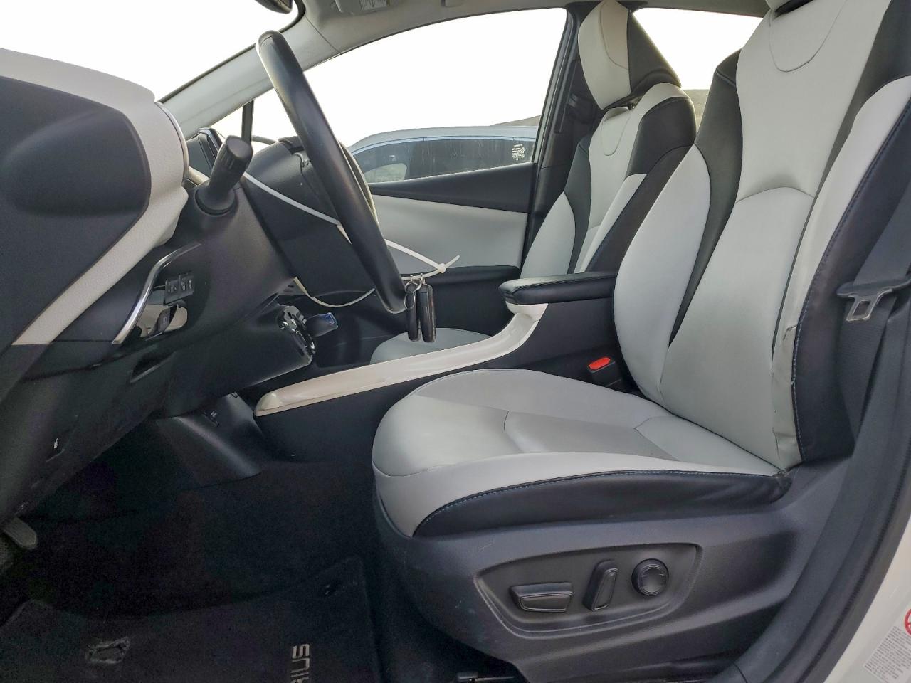 2018 TOYOTA PRIUS photo 7