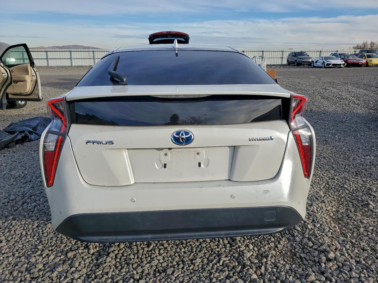 2018 TOYOTA PRIUS photo 6