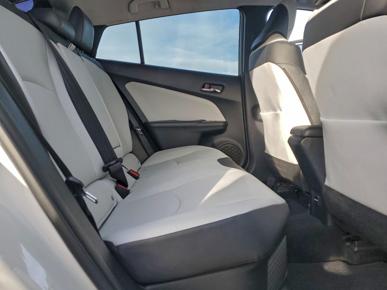 2018 TOYOTA PRIUS photo 11