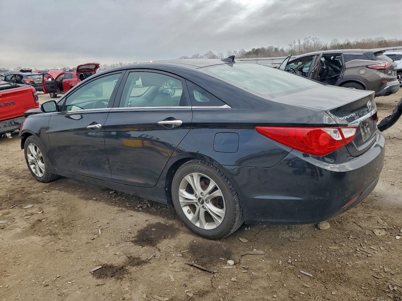 2013 HYUNDAI SONATA SE photo 2