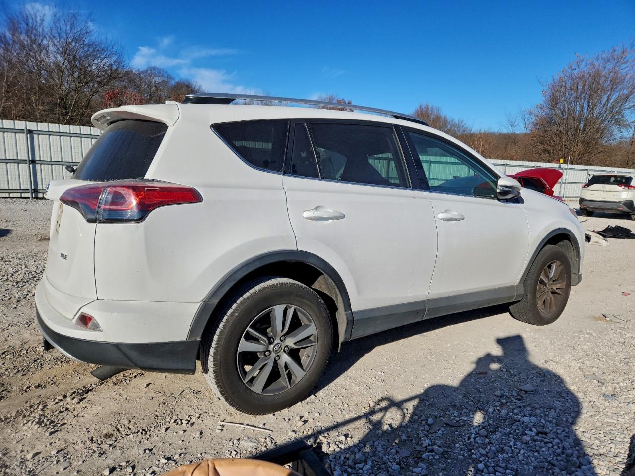 2016 TOYOTA RAV4 XLE photo 3