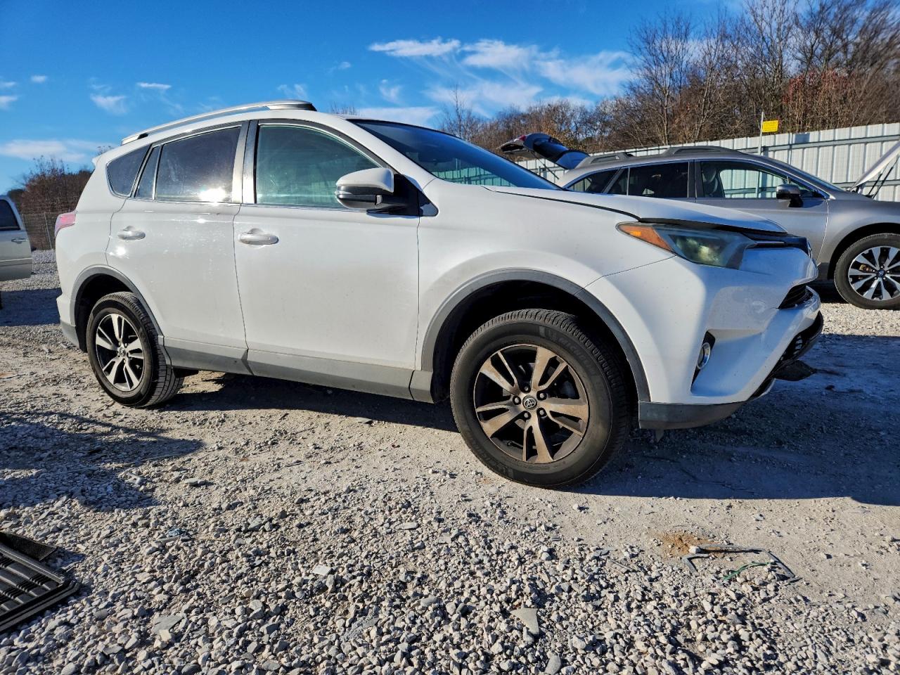 2016 TOYOTA RAV4 XLE photo 4