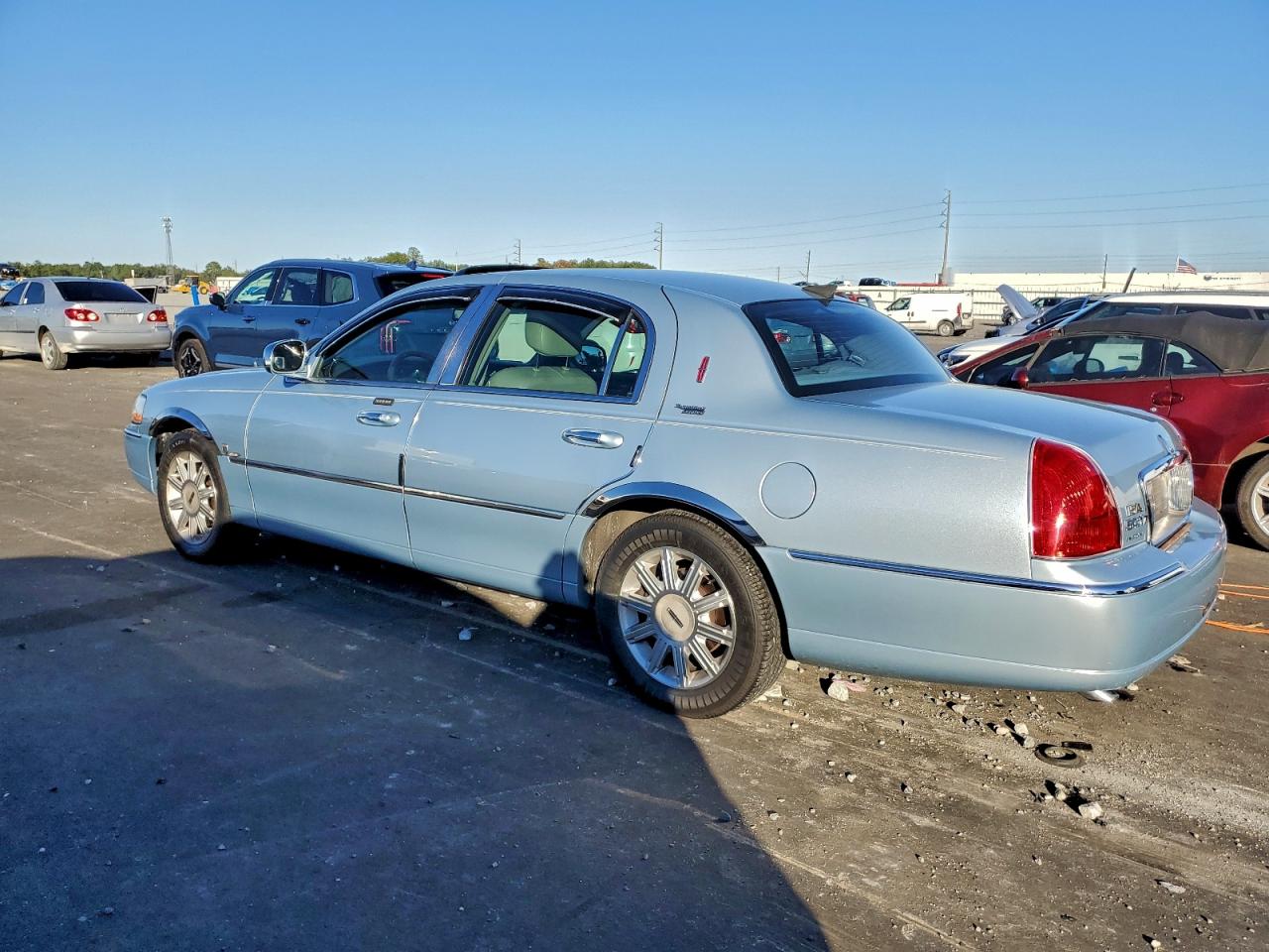 2006 LINCOLN TOWN CAR SIGNATURE LIMITED photo 2